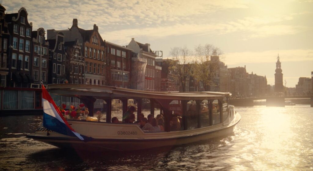 Kleine, intieme sloep vaart door de rustige grachten van Amsterdam weg van de massa